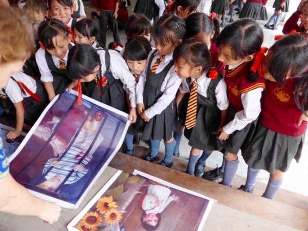Через картины международной выставки «Истина, Доброта, Терпение» дети младшего возраста на северо-востоке Индии узнают о несправедливости по отношению к их сверстникам в Китае