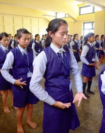 Школьницы в католической школе на северо-востоке Индии изучают упражнения Фалунь Дафа