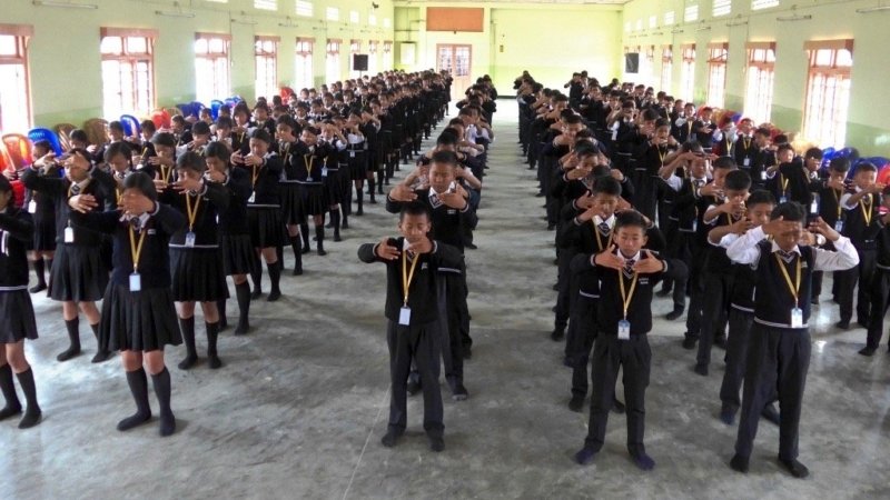 Учащиеся средней школы в индийском штате около границы Мьянмы изучают упражнения Фалунь Дафа