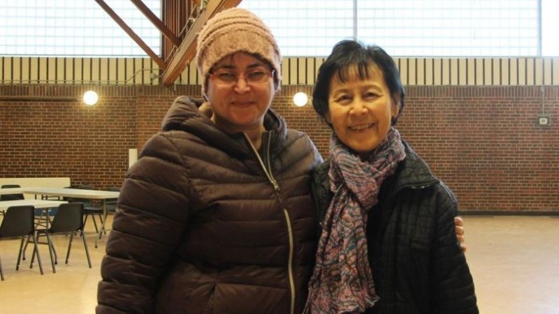 Эльхам (слева) с практикующей Фалуньгун из местной группы в Торонто, Канада