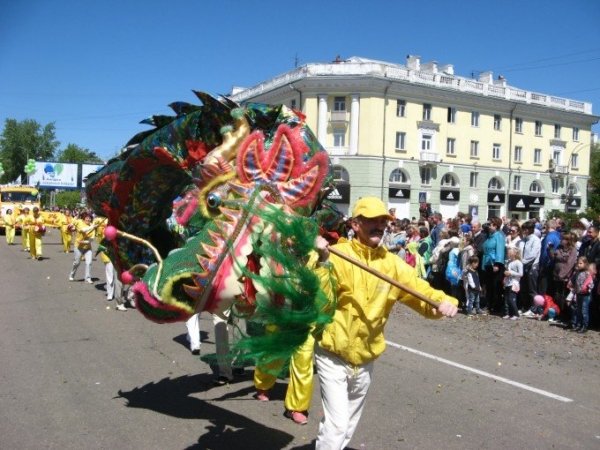 Танцующий дракон в колонне последователей Фалуньгун во время карнавала в Ангарске