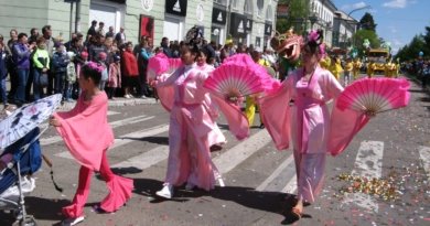 Последовательницы Фалуньгун на карнавале в китайских костюмах небесных дев
