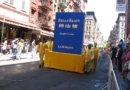 Последователи Фалуньгун несут макет книги "Чжуань Фалунь" во время проведения парада в Нью-Йорке