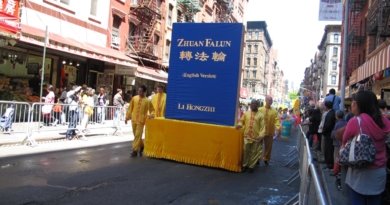 Последователи Фалуньгун несут макет книги "Чжуань Фалунь" во время проведения парада в Нью-Йорке