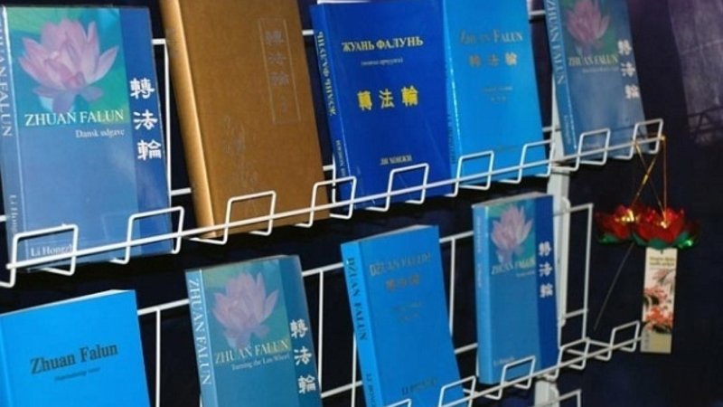Книга "Чжуань Фалунь" на разных языках