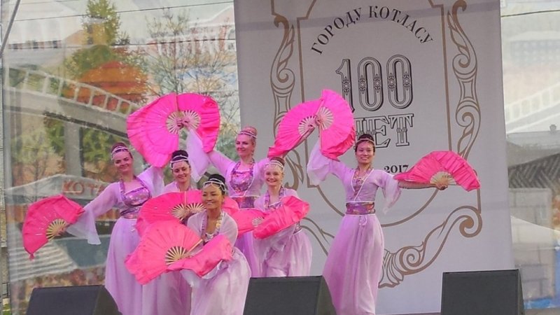 Последователи Фалуньгун показывают традиционный китайский танец. Столетие города Котласа. 2017 г. Фото: faluninfo.ru