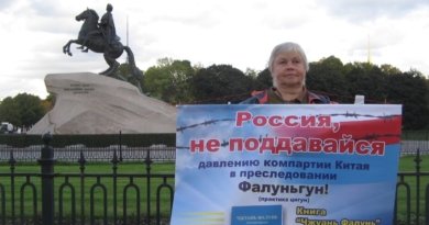 Пикет в Санкт-Петербурге против запрета в России основной книги учения Фалунь Дафа