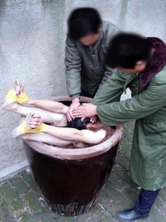 Демонстрация пытки: погружение в резервуар с водой