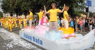 Колонна Фалунь Дафа на ежегодном празднике города Вентспилса