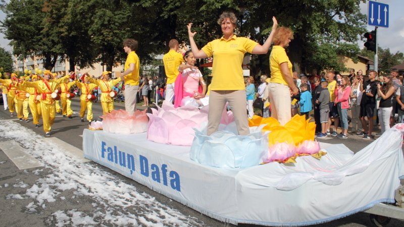 Колонна Фалунь Дафа на ежегодном празднике города Вентспилса