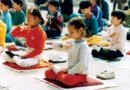 Юные последователи Фалуньгун выполняют медитативное упражнение