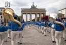 “Небесный оркестр” проходит через Бранденбургские ворота