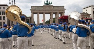 “Небесный оркестр” проходит через Бранденбургские ворота