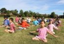 Дети выполняют пятый комплекс Фалуньгун