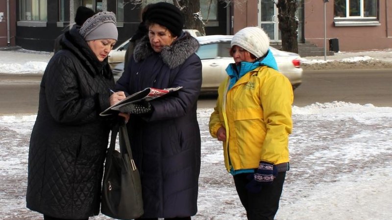 Сбор подписей под Петицией в поддержку исков против Цзян Цзэминя, Иркутск, 2016 г.