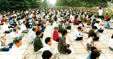 Последователи Фалуньгун выполняют 5 комплекс упражнений