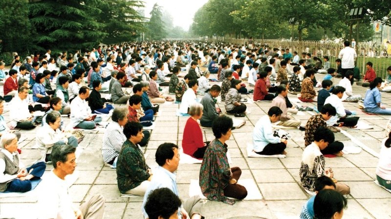 Последователи Фалуньгун выполняют 5 комплекс упражнений