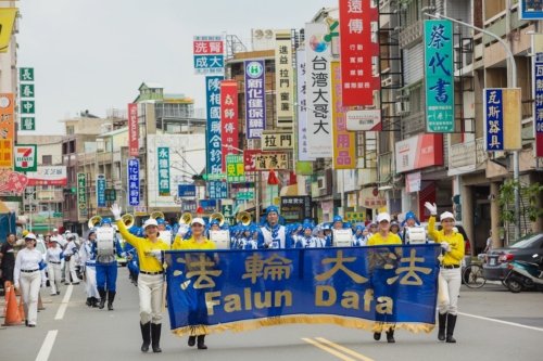 Группа Фалуньгун на параде. Фото: minghui.org