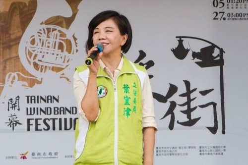 Е Йицзинь, член городского совета, высоко оценила выступление практикующих Фалуньгун. Фото: minghui.org