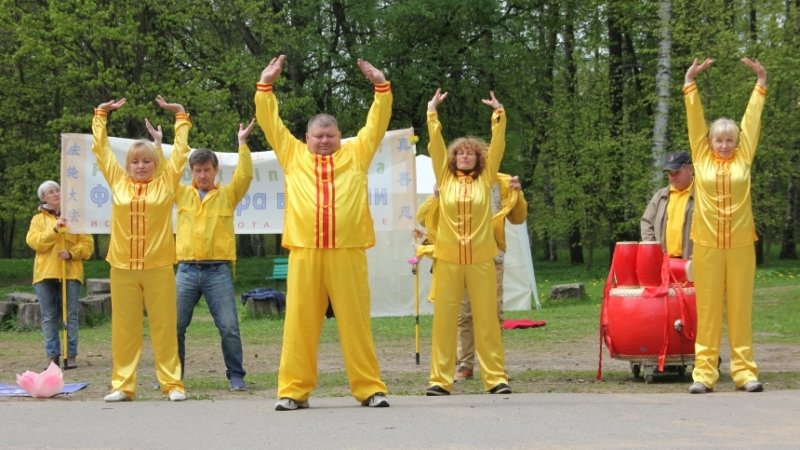 Участие практикующих Фалунь Дафа в Дне города Санкт-Петербурга