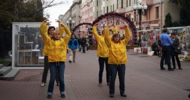 Демонстрация упражнений Фалуньгун на Арбате. Фото: faluninfo.ru
