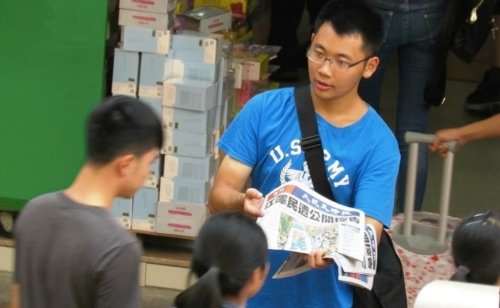 Гао даёт материалы о Фалуньгун китайским туристам
