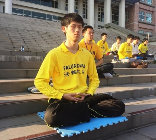 Чэнь Гуаньтин с несколькими студентами из Национального университета Формозы выполняет одно из упражнений Фалуньгун – медитация в позе лотоса