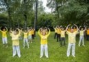 Практикующие выполняют второе, статичное упражнение Фалуньгун. Их руки находятся в положении охвата "колеса" над головой