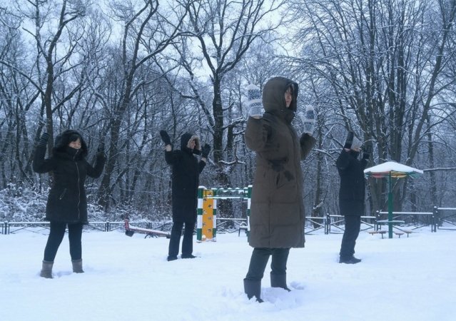 Упражнения Фалуньгун на территории дворцово-паркового ансамбля «Останкино»