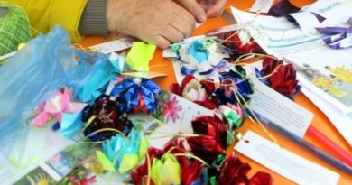 Разноцветные бумажные цветки лотоса, которые делают на акции "Лепестки мира"/ Faluninfo/Валентина Лисицина
