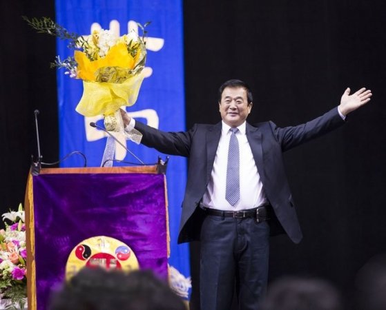 Мастер Ли Хунчжи отвечает на приветствия своих последователей. Конференция в Нью-Йорке, 14.05.2015 г. Фото:epochtimes.com
