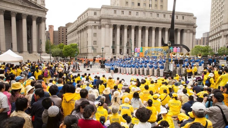 Выступление Небесного оркестра на площади Фоли в Нью-Йорке 13 мая 2015 года. Фото: ru.minghui.org