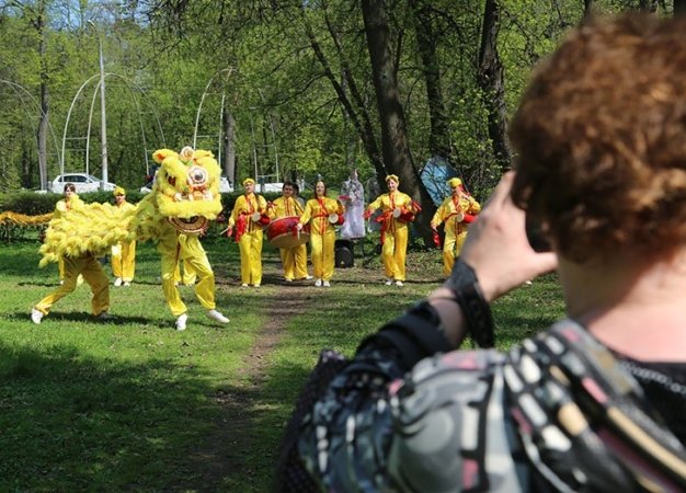Праздничное выступление московских последователей Фалуньгун в Кузьминском парке, 2016 г.