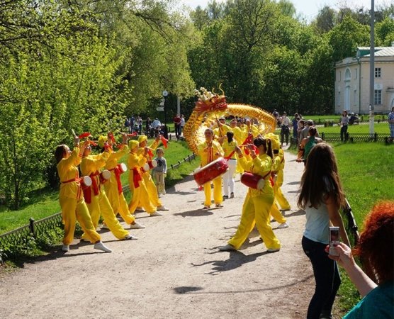 Праздничное шествие московских последователей Фалуньгун в Кузьминском парке, 2016 г.