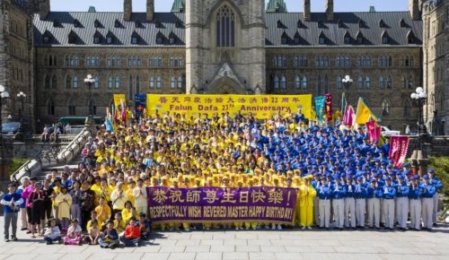 Практикующие Фалуньгун собрались на Парламентском холме, чтобы отпраздновать 23-ю годовщину публичного представления этой практики