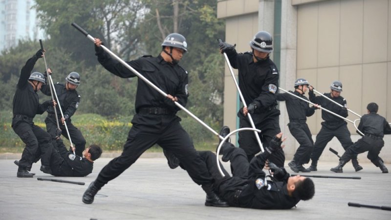 Китайская полиция демонстрирует новое средство управления толпой