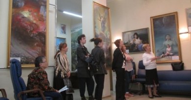 Посетители рассматривают картины на международной художественной выставке "Истина-Доброта-Терпение - искусство, дарованное свыше"