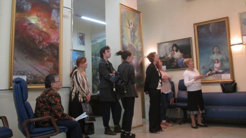 Посетители рассматривают картины на международной художественной выставке "Истина-Доброта-Терпение - искусство, дарованное свыше"