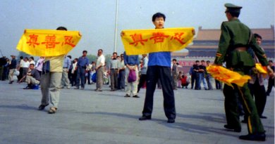 Последователи Фалуньгун, развернув баннеры, мирно протестуют на площади Тяньаньмэнь в защиту своей практики