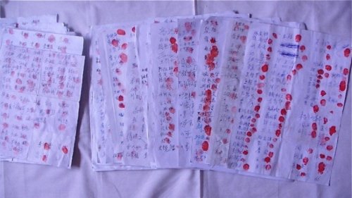 Петиция с подписями и отпечатками пальцев 15 000 китайцев, взывающих к правосудию в связи с гибелью находившегося в заключении последователя Фалуньгун