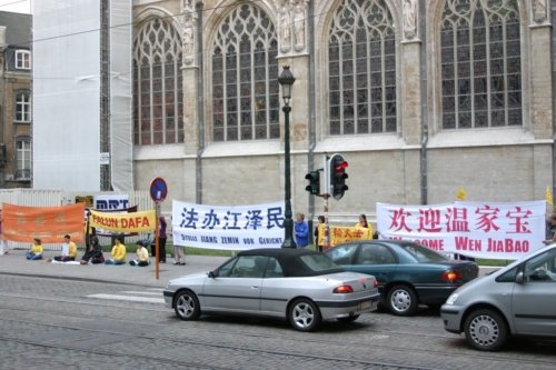 Практикующие развернули плакаты, на которых было написано: «Мы приветствуем визит Вэнь Цзябао», «Призвать Цзян Цзэминя к правосудию» и «Призвать Бо Силая к правосудию»