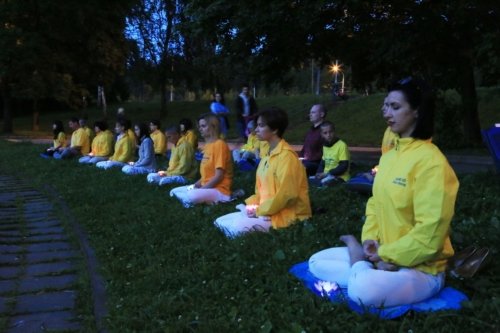 Мирная акция со свечами в память жертв репрессий Фалуньгун в Китае у китайского посольства в Москве. Фото: С. Мохов