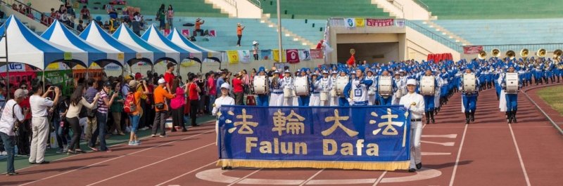Духовой оркестр Тянь Го возглавляет праздничное шествие