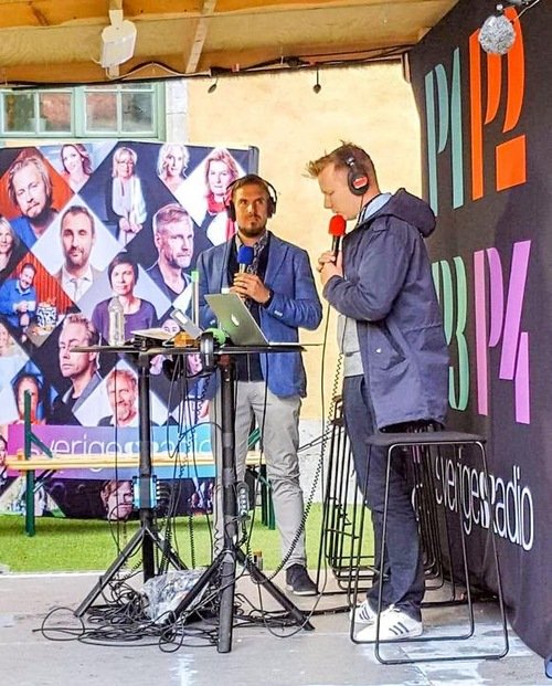 Корреспондент национального шведского радио Sveriges берёт интервью у Тобиаса (слева) 6 июля 2017 года