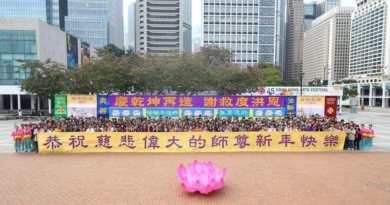 Последователи Фалуньгун в Гонконге собрались 28 января 2017 года на площади Эдинбург, чтобы пожелать мастеру Ли Хунчжи счастливого Нового года
