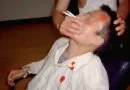 Воспроизведение метода пытки: зажжённые сигареты вставляют в ноздри жертвы, вынуждая втягивать дым через нос
