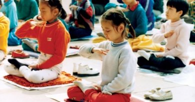 Дети выполняют медитацию Фалуньгун в Китае до начала преследований