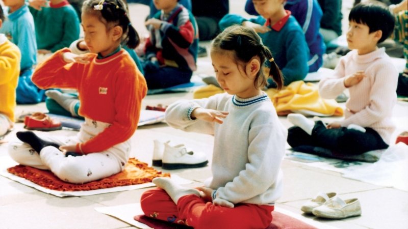 Дети выполняют медитацию Фалуньгун в Китае до начала преследований