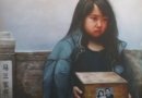 Картина «Горе сироты». Девочка держит в руках ящик с прахом своих родителей, убитых практикующих Фалуньгун