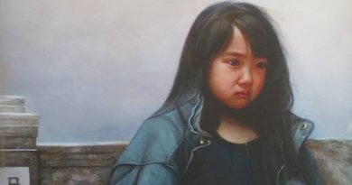 Картина «Горе сироты». Девочка держит в руках ящик с прахом своих родителей, убитых практикующих Фалуньгун